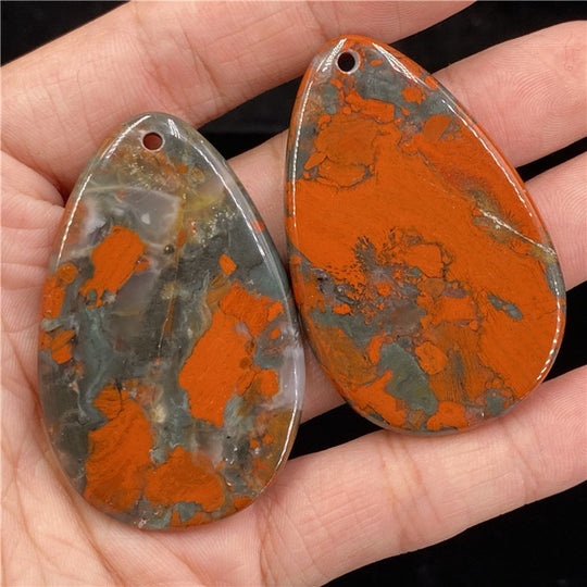 Pendentif en pierre de sang de forme goutte