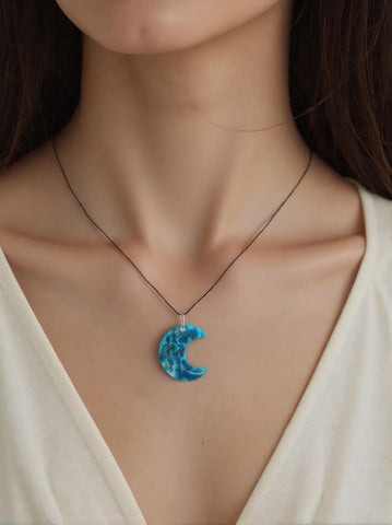 Pendentif Croissant de Lune en Apatite Extra – Intuition, Communication & Harmonie