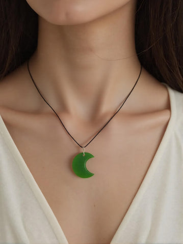Pendentif Croissant de Lune en Aventurine Verte Extra – Sérénité & Ouverture du Cœur