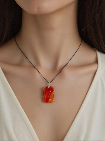 Pendentif Rectangulaire en Cornaline – Vitalité & Harmonie Intérieure