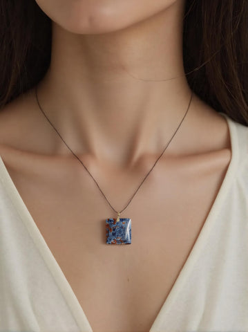 Pendentif Carré en Dumortiérite – Calme & Expression Authentique