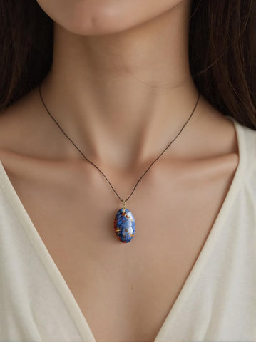 Pendentif Ovale en Dumortiérite – Expression & Sérénité