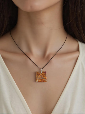 Pendentif Carré en Jaspe Mariam – Créativité & Stabilité