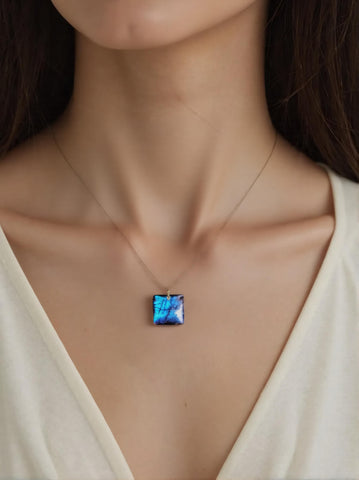 Pendentif Carré en Labradorite Extra – Protection & Énergie Rayonnante