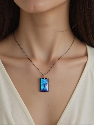 Pendentif Rectangulaire en Labradorite Extra – Bouclier Énergétique & Charisme Intuitif