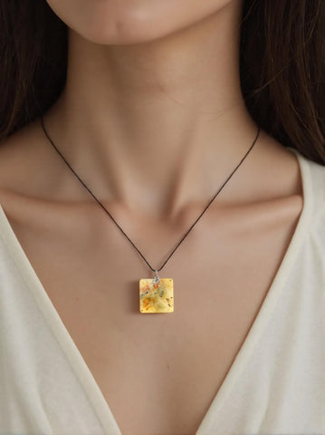 Pendentif Carré en Opale Dendritique Jaune (Merlinite) – Clarté & Vitalité