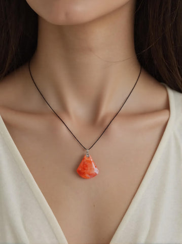 Pendentif Triangulaire en Quartz Hématoïde Orangé – Force Émotionnelle & Ancrage