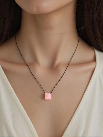Pendentif Trapèze en Quartz Rose – Douceur & Harmonie