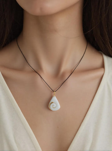 Pendentif Émotionnel & Spirituel – Œil de Sainte Lucie en Forme de Triangle