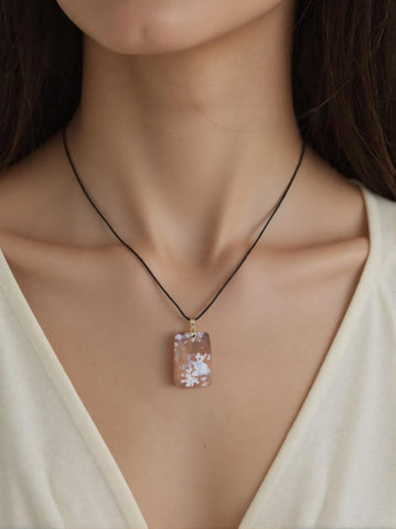 Pendentif Agate Fleur Rectangle – Stabilité émotionnelle et clarté intérieure