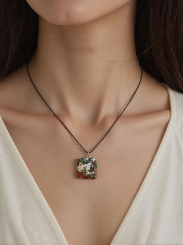 Pendentif Jaspe Orbiculaire Carré – Équilibre Cellulaire et Stabilité Émotionnelle
