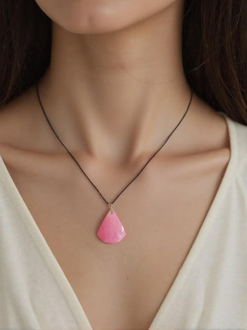 Pendentif Quartz Rose Triangle – Amour, Douceur & Équilibre Émotionnel