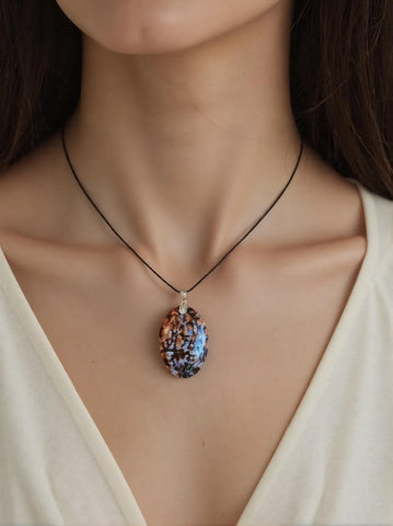 Pendentif Opale Noire & Blanche Ovale – Ancrage & Détermination
