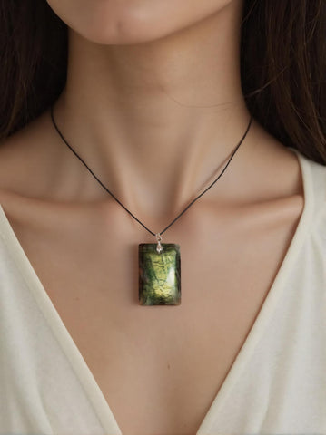 Pendentif Labradorite Verte Rectangle – Protection & Énergie Régénérante