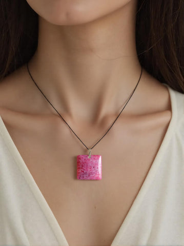 Pendentif Rhodonite EXTRA Carré – Sérénité & Force Émotionnelle