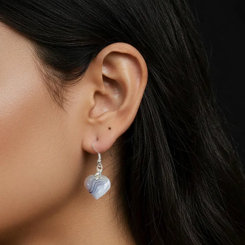 Boucles d’Oreilles Agate Rubanée Cœur – Équilibre et Sérénité