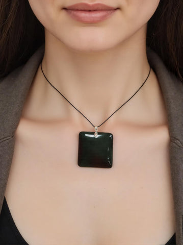 Pendentif Opale Noire de Madagascar Carré – Force et Ancrage
