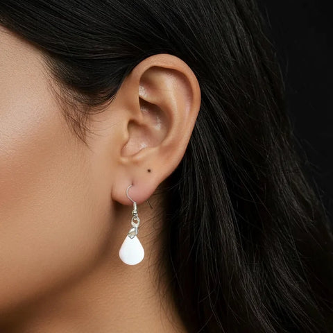 Boucles d’Oreilles Agate Blanche Goutte – Élégance et Harmonie