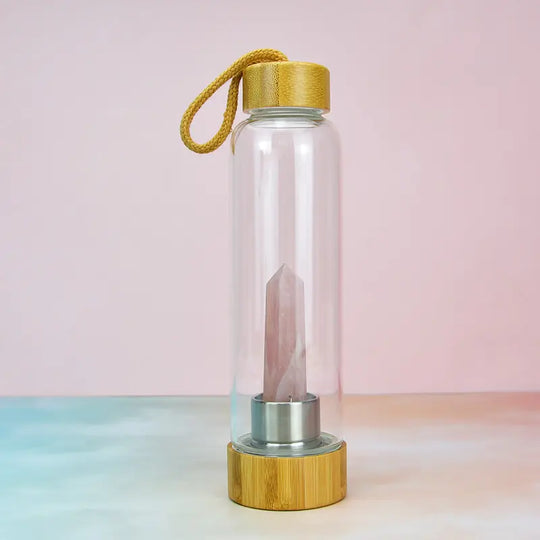 Bouteille en verre avec une pointe de cristal et un bouchon en bambou