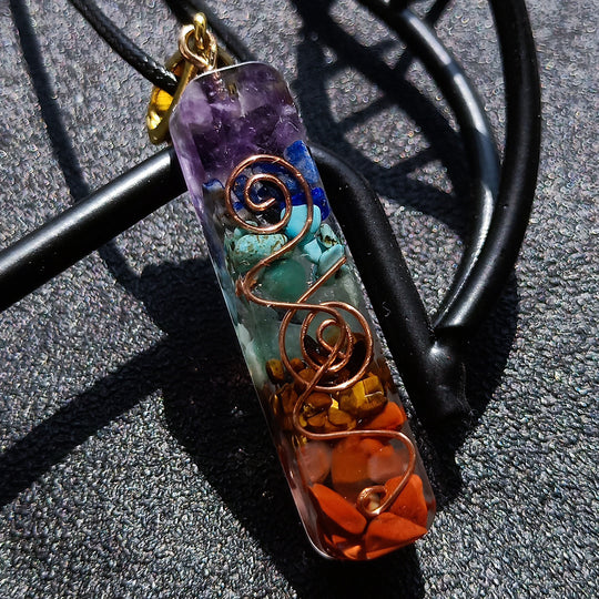 Pendentif 7 Chakras Fin en Orgone – Équilibre et Protection Énergétique
