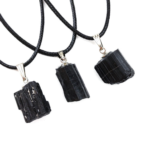 Pendentif en tourmaline noire brute