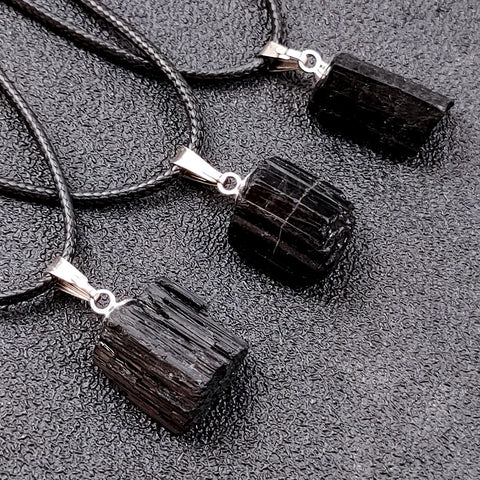 Pendentif en tourmaline noire brute