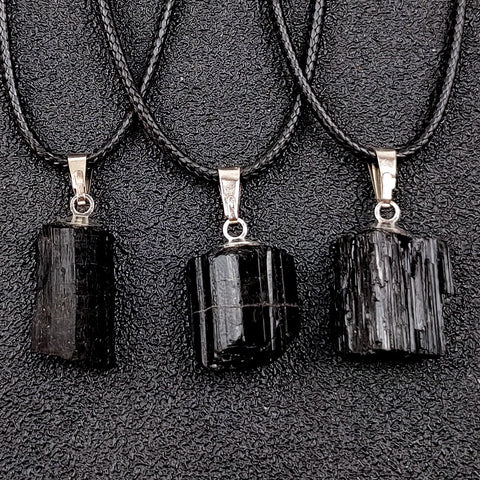 Pendentif en tourmaline noire brute