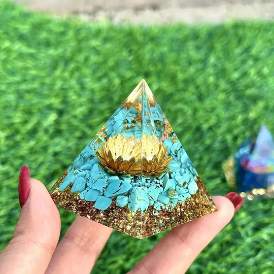 Pyramide en Orgone avec Fleur et Turquoise - 5 cm - Sérénité et Protection