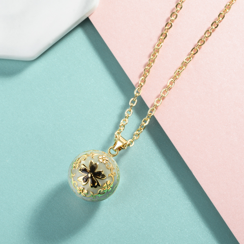 Bola de Grossesse en Laiton Plaqué Or et Émaillé – Fleur de Vie & Harmonie Maternelle