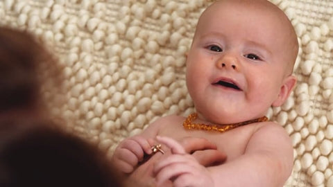 Bracelet d'Ambre pour Bébé avec Coeur Couleur Citron - Perles Cognac