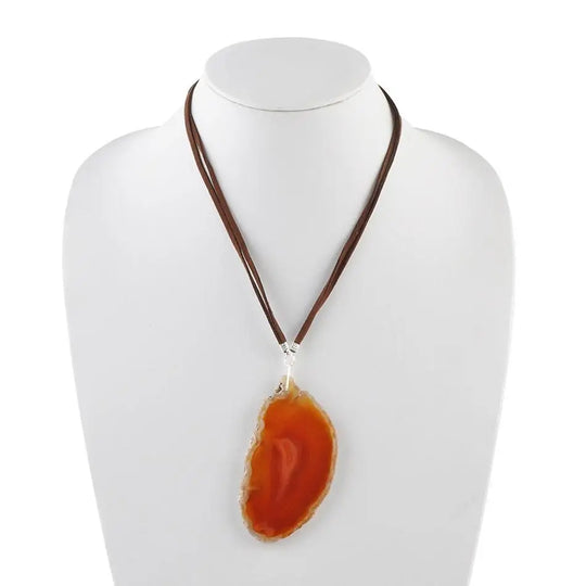 Halskette aus Karneolplatte und Leder