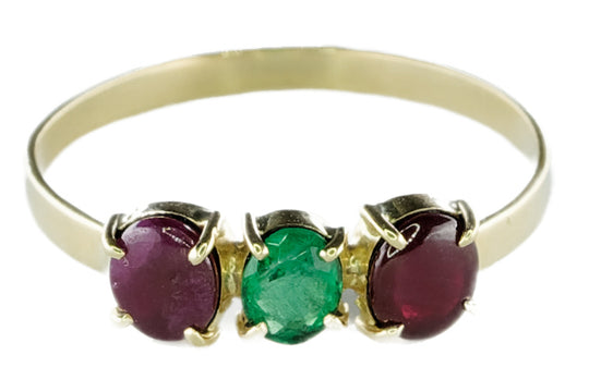 Ring aus Gelbgold und einem Smaragd und 2 Almandin-Granaten