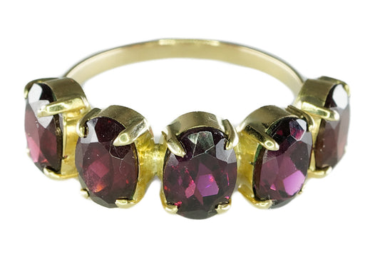 Ring aus Gelbgold und 5 Almandin-Granaten