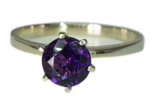 Ring aus Weißgold und Amethyst
