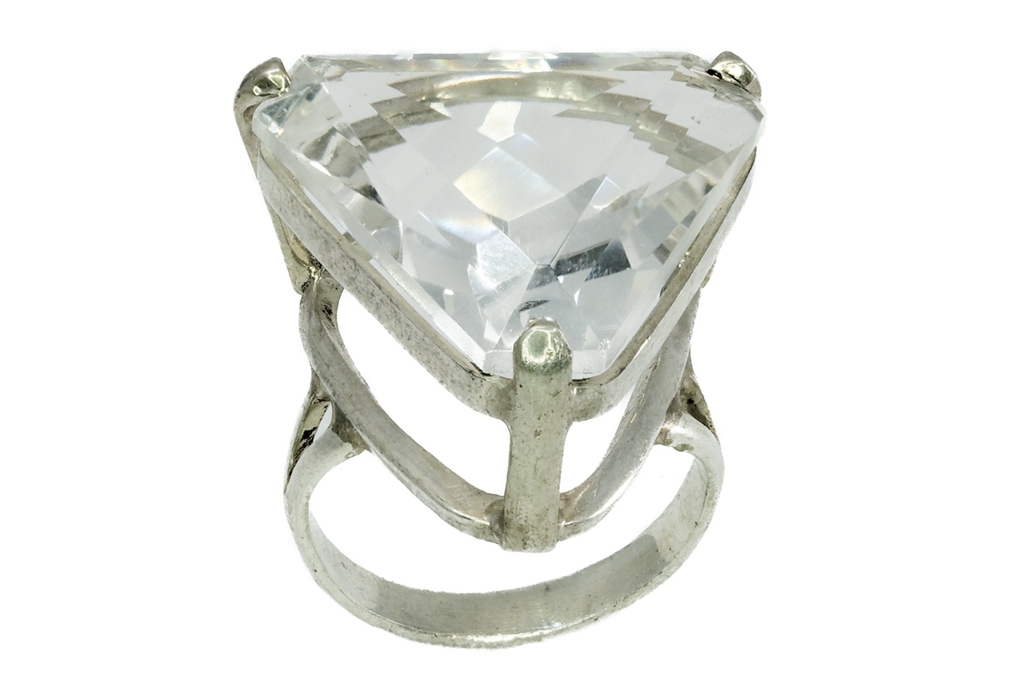 Ring mit einem dreieckig geschliffenen Kristall