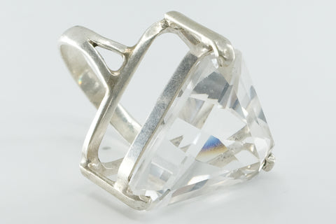 Bague avec un crystal taille triangle