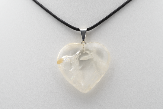 Pendentif Coeur en Quartz Blanc avec Inclusions 2.8 cm