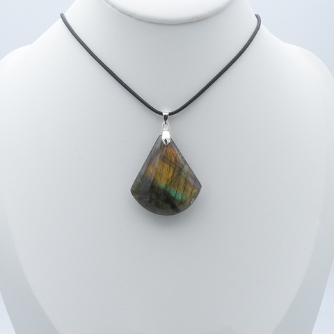 Pendentif Triangulaire en Labradorite Arc-en-Ciel Noire