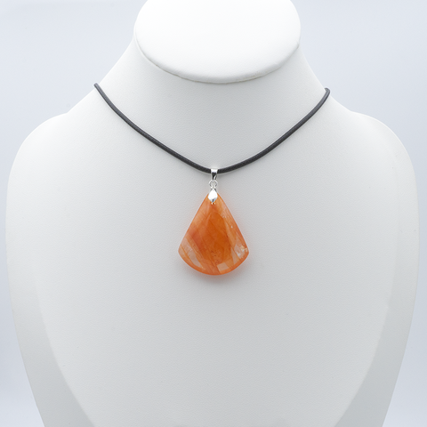 Pendentif Triangulaire en Quartz Hématoïde Orangé