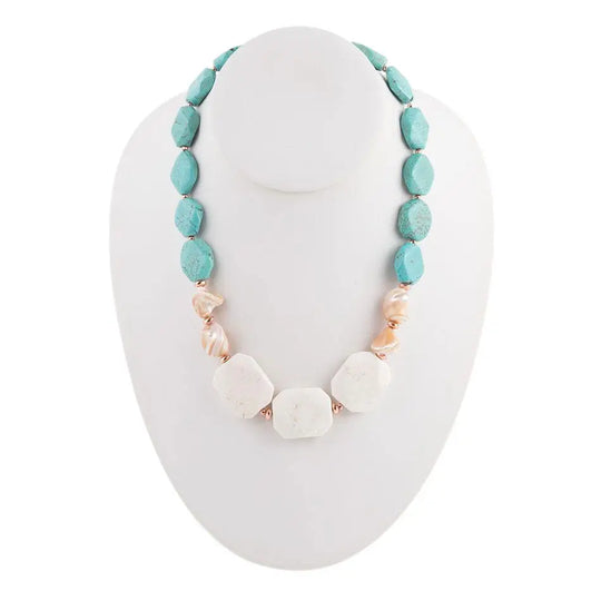 Halskette aus Muschel und Stein