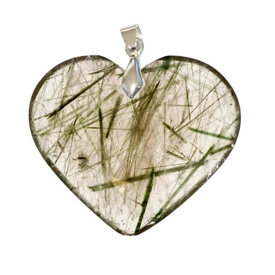 Pendentif Cœur en Quartz à Inclusions d’Actinote – Protection & Clarté Mentale