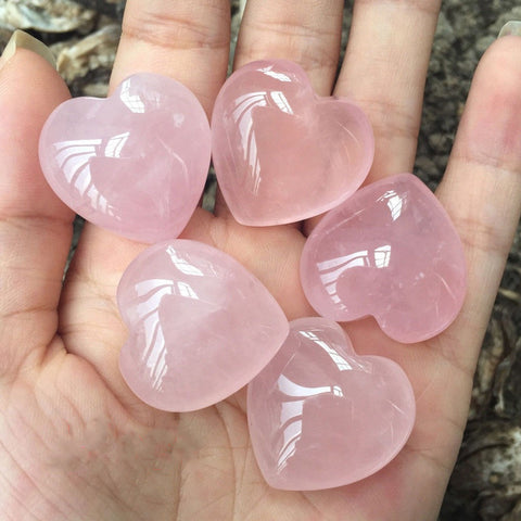 Quartz rose taillé en forme de coeur