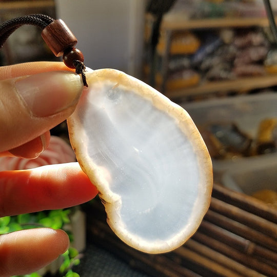 Pendentif en agate naturelle polie - couleur blanc